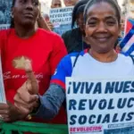 The sign reads, “Long live our Socialist Revolution!. Photo: teleSUR.