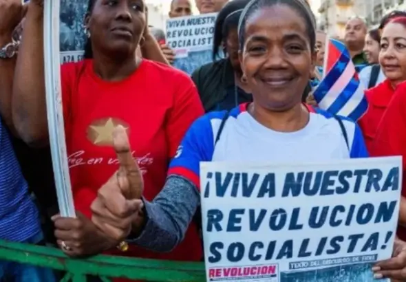 The sign reads, “Long live our Socialist Revolution!. Photo: teleSUR.