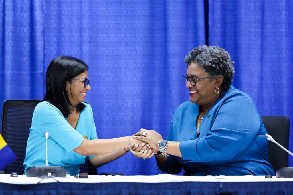 Barbadian Prime Minister Mia Mottley and Venezuelan Acting President Delcy Rodriguez shake hands during the joint press release they held on Monday, April 27, 2026. Photo: Venezuelan Presidential Press.