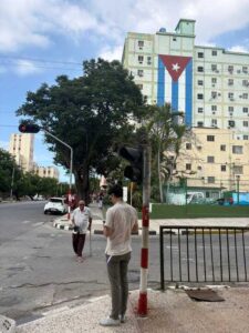 Building with a big Cuban flag mural. Photo: Irene Zugasti.