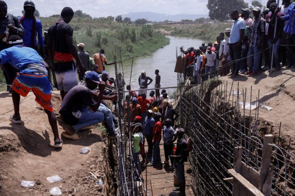 Haitian volunteers work on the Ouanaminthe canal on the Djabon river, on the border with Dominican Republic. Photo: Reuters/Octavio Jones.