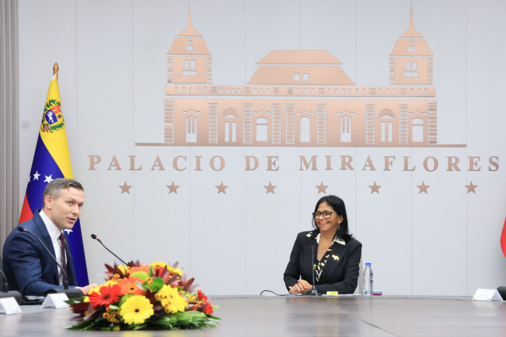 Venezuelan Acting President Delcy Rodríguez in a visit to Miraflores Palace by the US Sub-secretary for Hydrocarbons Kyle Haustveit. Photo: El Informador.