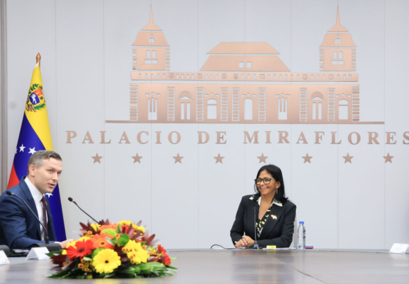 Venezuelan Acting President Delcy Rodríguez in a visit to Miraflores Palace by the US Sub-secretary for Hydrocarbons Kyle Haustveit. Photo: El Informador.