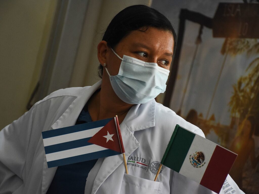 A worker from the Ministry of Health receives 51 Cuban doctors in Campeche, in September 2022. Photo: Michael Balam Chan (Cuartoscuro).