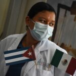 A worker from the Ministry of Health receives 51 Cuban doctors in Campeche, in September 2022. Photo: Michael Balam Chan (Cuartoscuro).