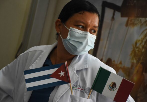 A worker from the Ministry of Health receives 51 Cuban doctors in Campeche, in September 2022. Photo: Michael Balam Chan (Cuartoscuro).