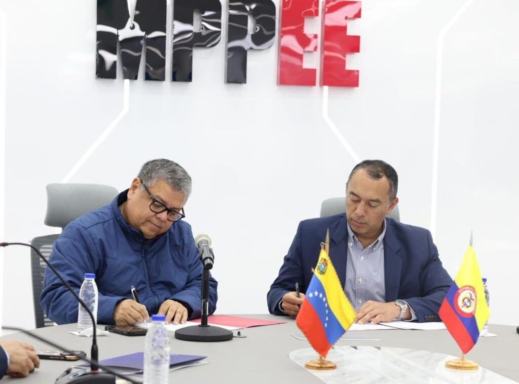 Representatives of Venezuela's CORPOELEC and Colombia's IPSE signing an agreement for energy connection in Caracas, April 28, 2026. Photo: IG/@minenergia_ve.
