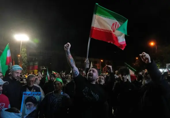 Iranians celebrate the announcement of a two-week ceasefire with the US, at the Inquilab-e-Islami Square in Tehran, in the early hours of April 8, 2026. Photo: AP.