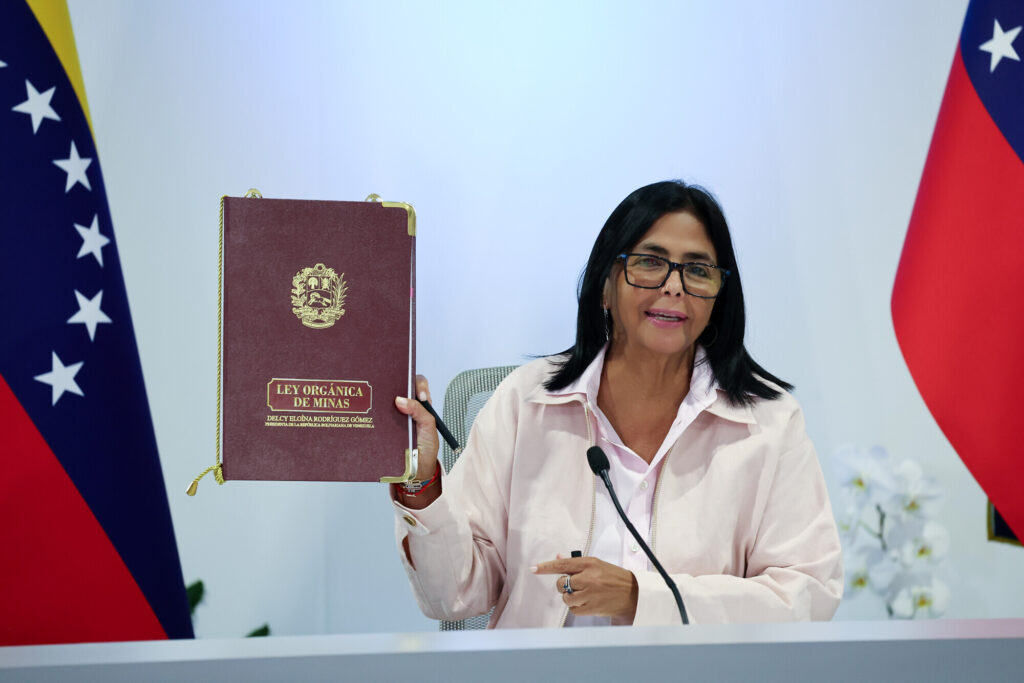 Venezuelan Acting President Delcy Rodríguez signs the newly passed Organic Law of Mining at Miraflores Palace, Caracas, on Thursday, April 16, 2026. Photo: Presidential Press.