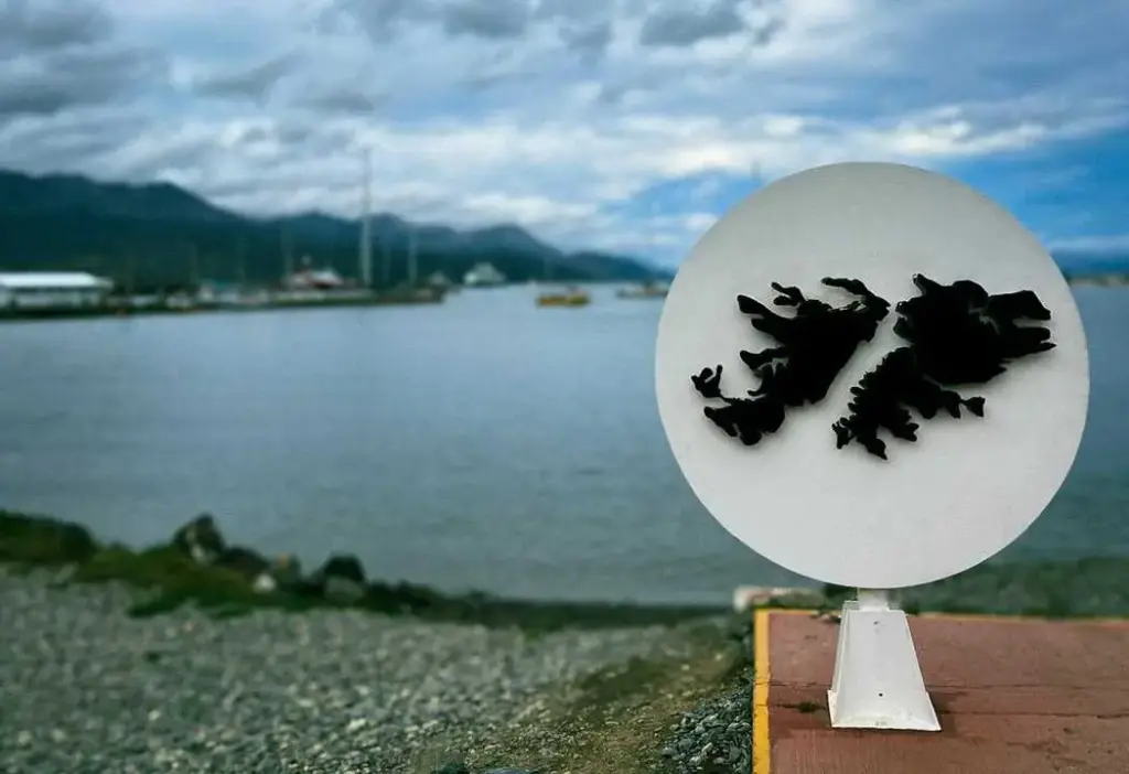 Featured image: A plaque showing the Malvinas Islands, Argentine territory occupied by Britain for nearly two centuries. Photo: Luisina Colombo.