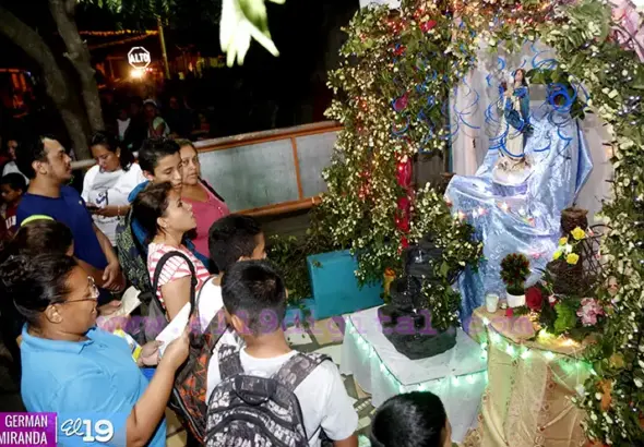 Nicaraguans in a religious ceremony with the Inmaculada. Photo: Garman Miranda/El19.net.