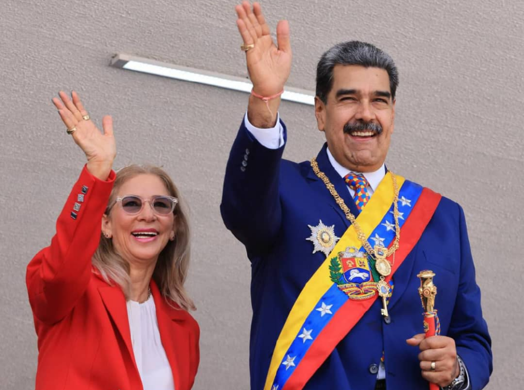 Venezuelan President Nicolás Maduro and First Lady Cilia Flores wave to their supporters. Photo: File photo.
