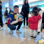 The new head of the Return to the Homeland Program, Melvin Maldonado, receiving Venezuelan migrants deported by the US regime at the Simón Bolívar International Airport on Monday, March 30, 2026. Photo: IG/@minjusticia_ve.