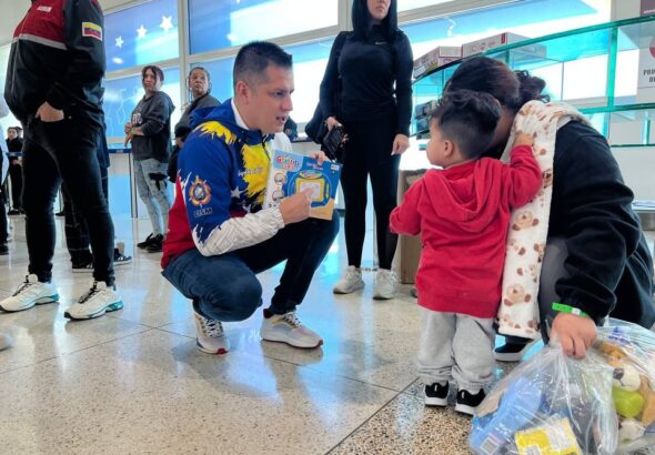 The new head of the Return to the Homeland Program, Melvin Maldonado, receiving Venezuelan migrants deported by the US regime at the Simón Bolívar International Airport on Monday, March 30, 2026. Photo: IG/@minjusticia_ve.