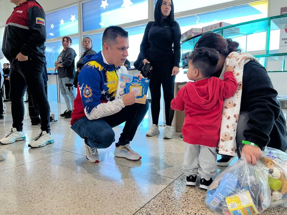 The new head of the Return to the Homeland Program, Melvin Maldonado, receiving Venezuelan migrants deported by the US regime at the Simón Bolívar International Airport on Monday, March 30, 2026. Photo: IG/@minjusticia_ve.