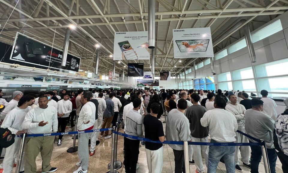 Repatriated Venezuelans waiting to pass migration at the Simón Bolívar International Airport on Monday, April 6, 2026. Photo: IG/@minjusticia_ve.