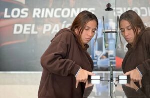 A repatriated Venezuelan migrant passes by a migration checkpoint at Simón Bolívar International Airport on Friday, April 17, 2026. Photo: IG/@minjusticia_ve.