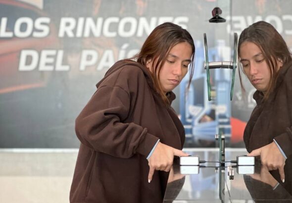 A repatriated Venezuelan migrant passes by a migration checkpoint at Simón Bolívar International Airport on Friday, April 17, 2026. Photo: IG/@minjusticia_ve.