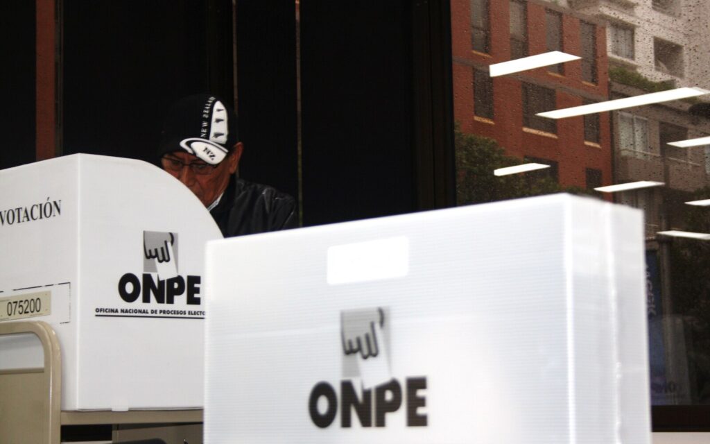A person casts a vote during an election in Peru. Photo: EFE/file photo.