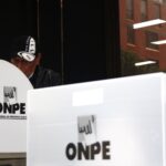 A person casts a vote during an election in Peru. Photo: EFE/file photo.
