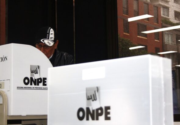 A person casts a vote during an election in Peru. Photo: EFE/file photo.