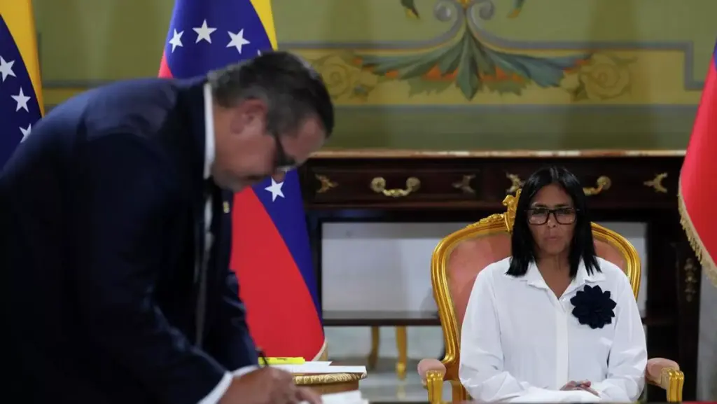 Venezuelan Acting President Delcy Rodríguez looks on as the Chevron representative in Venezuela, Javier La Rosa, signs the latest PDVSA-Chevron agreement. Photo: AP/Ariana Cubillos.