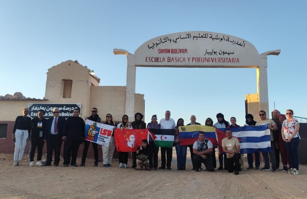 The Venezuelan delegation to the Sahrawi Arab Democratic Republic, led by Deputy Foreign Minister Yuri Pimentel, accompanied by a Sahrawi delegation in front of Simón Bolívar School in Tindouf, Algeria, April 9, 2026. Photo: Foreign Ministry of Venezuela.