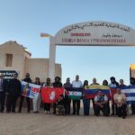The Venezuelan delegation to the Sahrawi Arab Democratic Republic, led by Deputy Foreign Minister Yuri Pimentel, accompanied by a Sahrawi delegation in front of Simón Bolívar School in Tindouf, Algeria, April 9, 2026. Photo: Foreign Ministry of Venezuela.