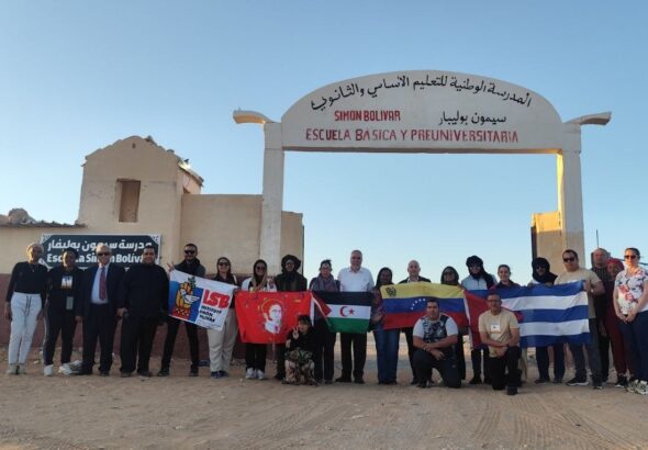 The Venezuelan delegation to the Sahrawi Arab Democratic Republic, led by Deputy Foreign Minister Yuri Pimentel, accompanied by a Sahrawi delegation in front of Simón Bolívar School in Tindouf, Algeria, April 9, 2026. Photo: Foreign Ministry of Venezuela.