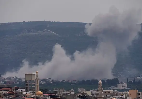 Smoke rises following an Israeli airstrike on the village of Qlaileh, as seen from the southern port city Tyre, Lebanon, April 15, 2026. Photo: AP.