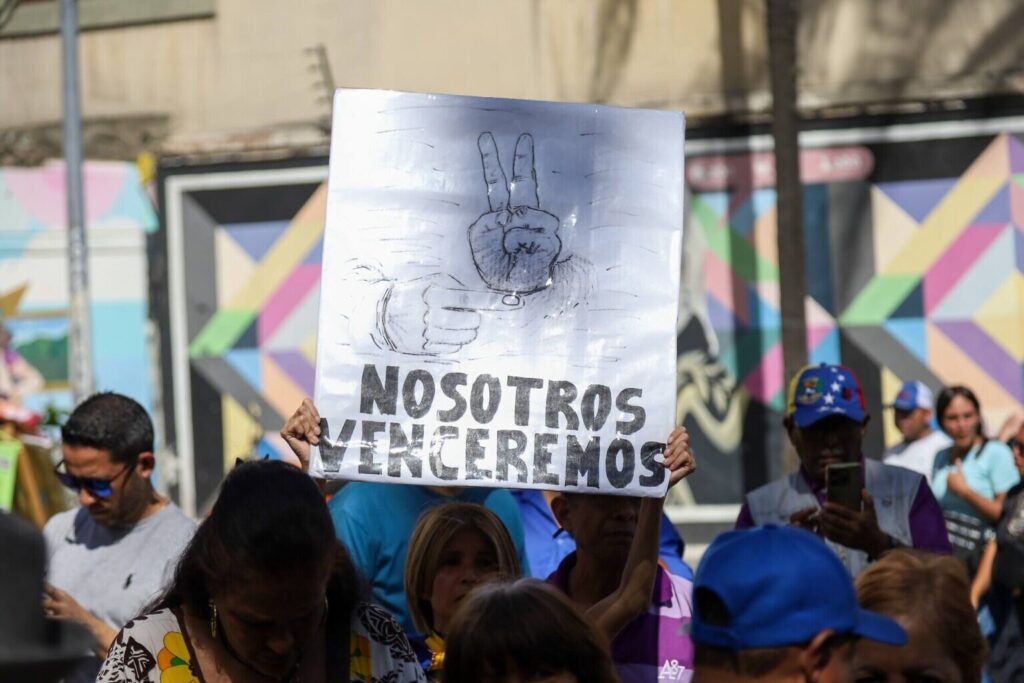 President Maduro's two-handed gesture, which means "Together we will win,” sketched on a placard at a Chavista rally. Photo: Alba Ciudad/File photo.