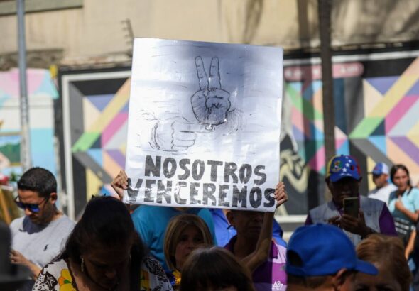 President Maduro's two-handed gesture, which means "Together we will win,” sketched on a placard at a Chavista rally. Photo: Alba Ciudad/File photo.
