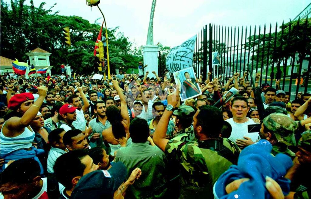 Venezuelans surrounding Miraflores Palace in Caracas during the April 2002 failed coup against President Hugo Chávez, demanding his return. File photo.