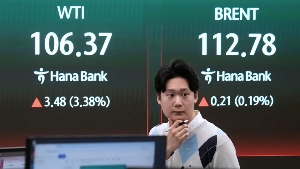 A currency trader in front of a screen showing international oil prices at the foreign exchange dealing room of Hana Bank headquarters in Seoul, South Korea, March 31, 2026. Photo: AP/Ahn Young-joon.