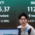 A currency trader in front of a screen showing international oil prices at the foreign exchange dealing room of Hana Bank headquarters in Seoul, South Korea, March 31, 2026. Photo: AP/Ahn Young-joon.