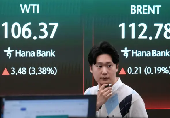 A currency trader in front of a screen showing international oil prices at the foreign exchange dealing room of Hana Bank headquarters in Seoul, South Korea, March 31, 2026. Photo: AP/Ahn Young-joon.