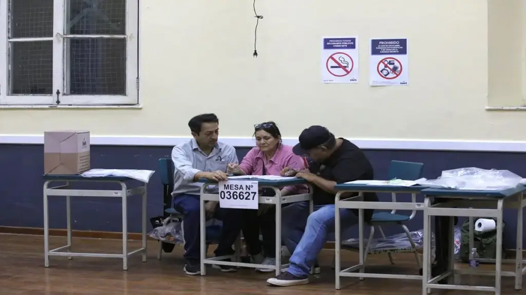 Peruvian ballot counters on election day. Photo: EFE.