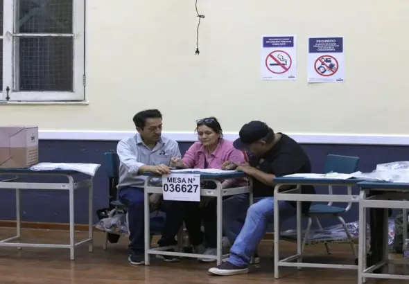 Peruvian ballot counters on election day. Photo: EFE.
