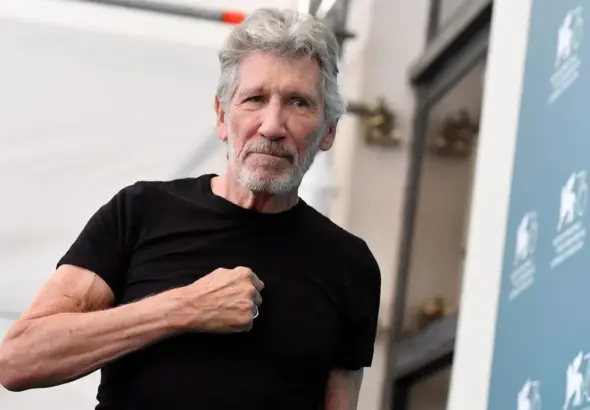 Roger Waters demands the release of Venezuelan President Nicolas Maduro from the sidewalk in front of the building where the United States is holding the Venezuelan presidential couple hostage. Photo: EFE.