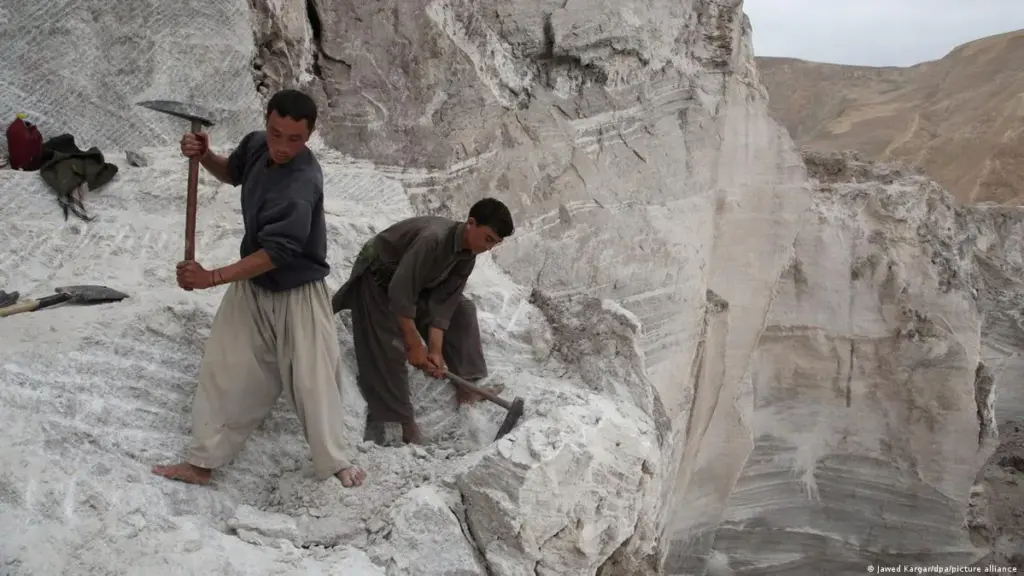 Two workers working in a lithium quarry in Afghanistan. Photo: Jawed Kargar/DPA/Picture alliance.