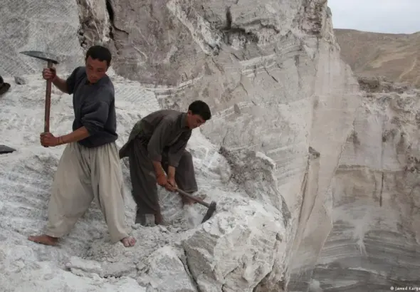 Two workers working in a lithium quarry in Afghanistan. Photo: Jawed Kargar/DPA/Picture alliance.