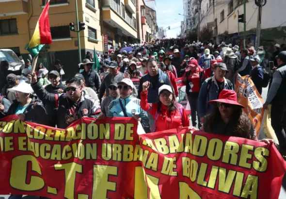 Bolivian trade unionists and peasants march in La Paz, demanding the resignation of President Rodrigo Paz. Photo: EFE.