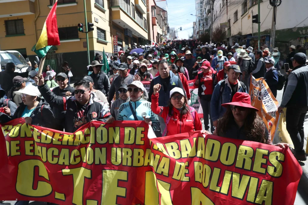 Bolivian trade unionists and peasants march in La Paz, demanding the resignation of President Rodrigo Paz. Photo: EFE.