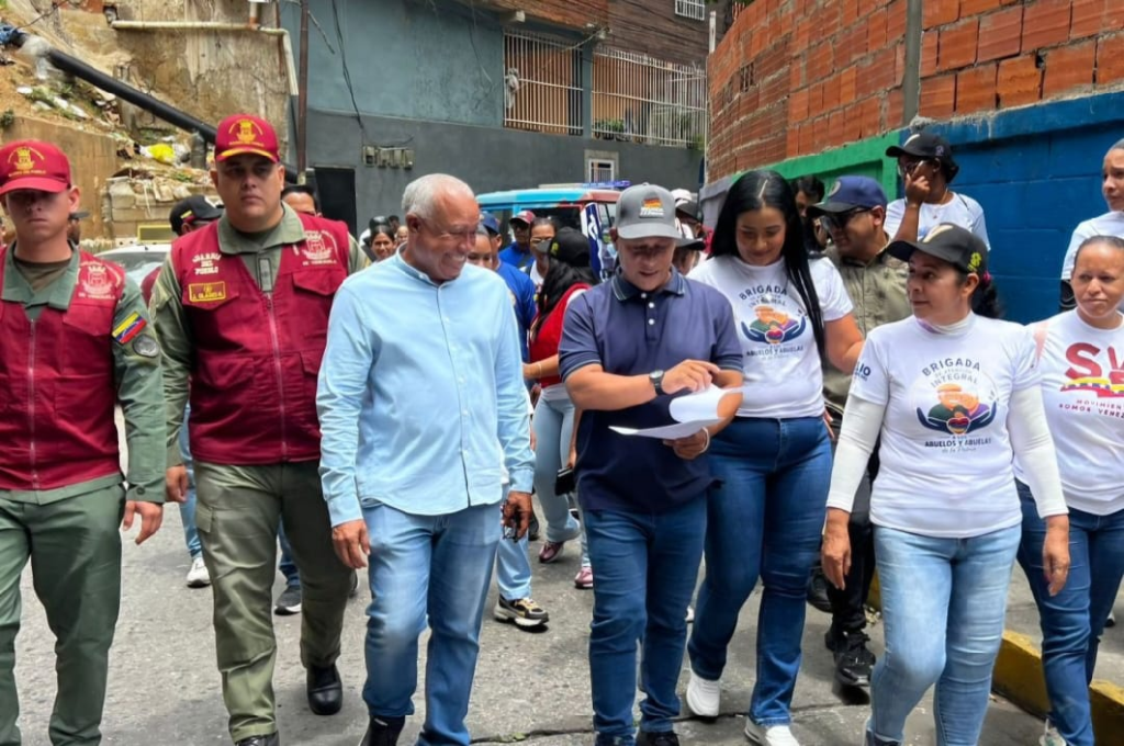 The elderly care brigades in action. Photo: Vice-President of Socialism (Diario VEA).