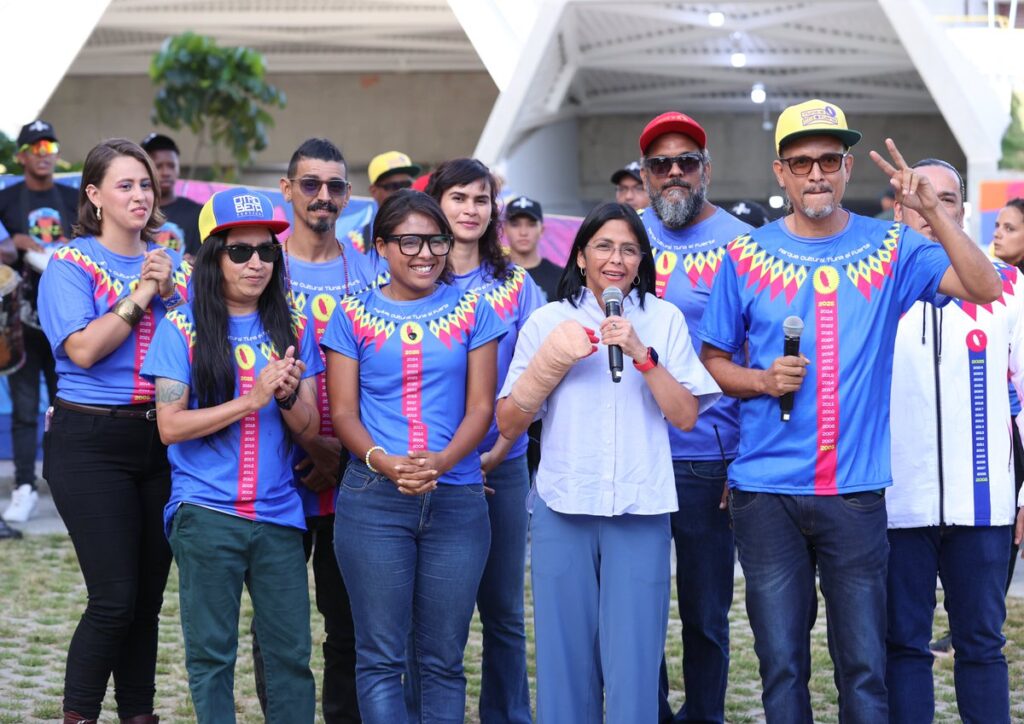 Venezuelan Acting President Delcy Rodriguez with communal activist at Cacique Tiuna El Fuerte Commune in El Valle, Caracas, on July 27, 2024. Photo: X/@ViceVenezuela.