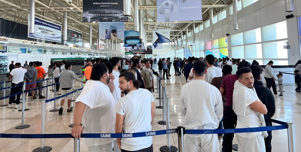 Repatriated migrants at the Simón Bolívar International Airport in Maiquetía waiting in the immigration line. Photo: IG/@minjusticia_ve.