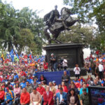 Venezuelan masses gather beneath a statue of Simón Bolivar. Photo source: Rebelión.