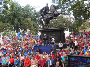 Venezuelan masses gather beneath a statue of Simón Bolivar. Photo source: Rebelión.
