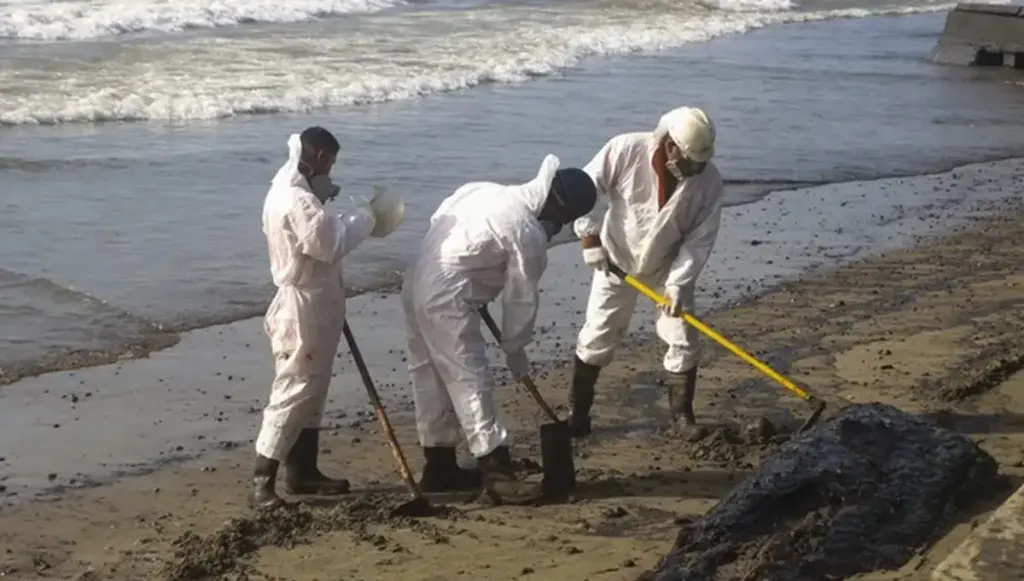Responders to a hydrocarbon spill affecting shared waters and coastal areas, leading to environmental damage. Photo: X/ @media_express_.
