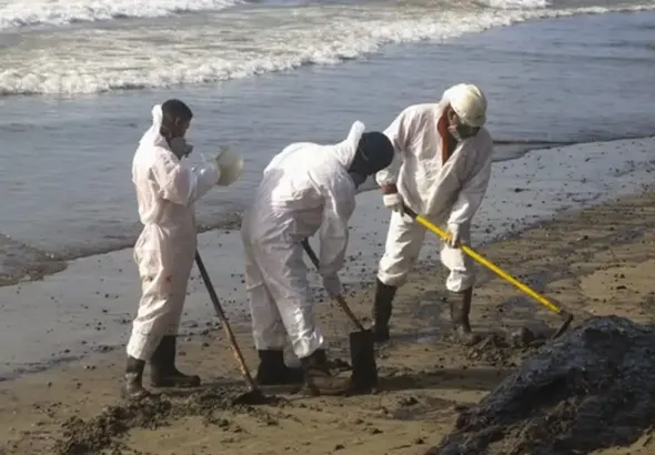 Responders to a hydrocarbon spill affecting shared waters and coastal areas, leading to environmental damage. Photo: X/ @media_express_.
